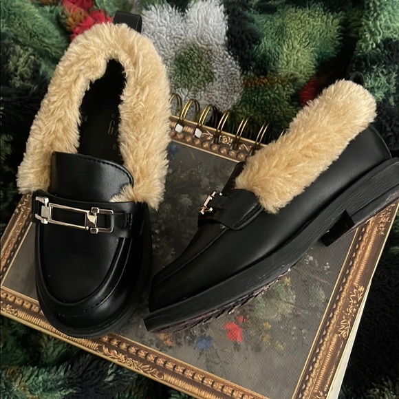 SOLD❌ GAP loafers with Faux Fur - Picture 2 of 2